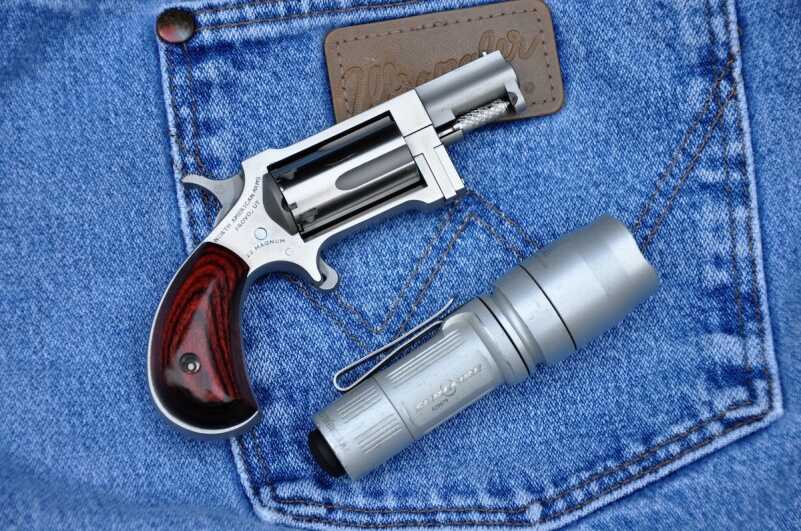 The Sidewinder is small enough to disappear inside a pocket, and its light weight of 6.7 ounces makes it easy to carry all day.