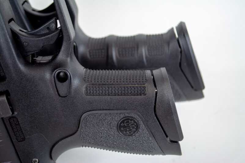 Field Test: Beretta’s APX Full Size and Compact The APX RDO has subtle finger grooves while the compact model does not.