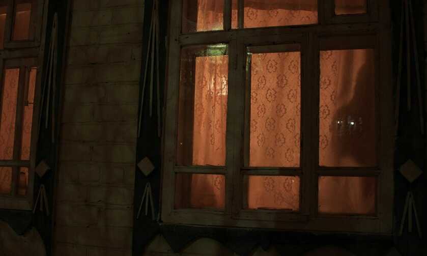 Father Shoots Peeping Tom Who Spied on His Daughter, Pointed Handgun at His Wife Father Shoots Peeping Tom Who Spied on His Daughter, Pointed Handgun at His Wife