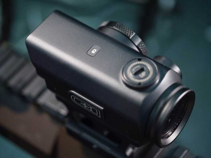 Close up view of the top of the optic showing the photo sensor.