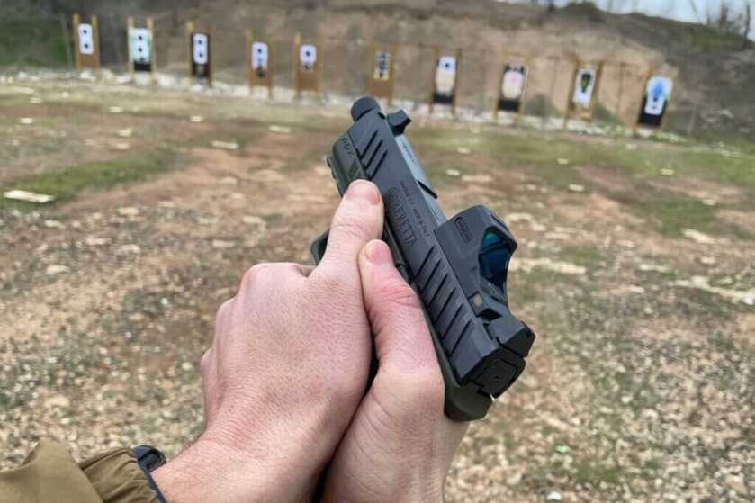 Beretta APX A1 Compact Tactical with Holosun SCS at the range