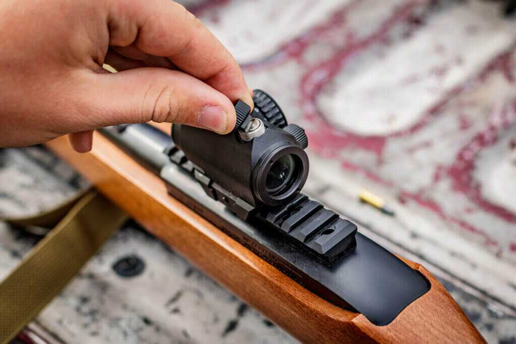 adjustable windage on a red dot optic