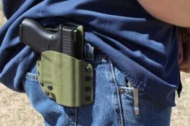 The sweat shield makes tucking the shirt behind it easy, and keeps it free of the gun.