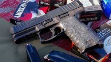 H&K VP40 Review– Great Pistol with More Punch Standard VP40 comes with two 13-round magazines. Excellent quality with nice rubber baseplates.