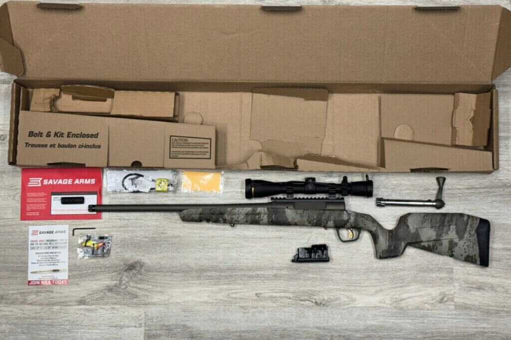 All included contents for the AXIS 2 Pro excluding the scope