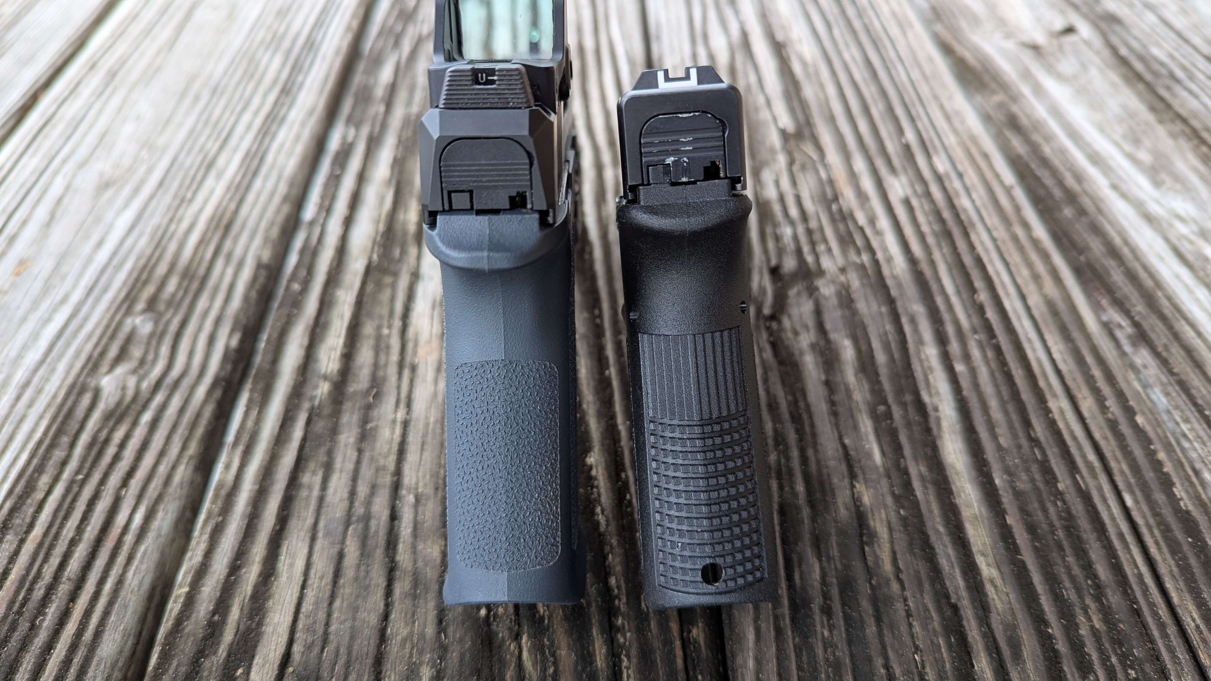 Grip width comparison between the Ruger RXM and Glock 19 Gen 3