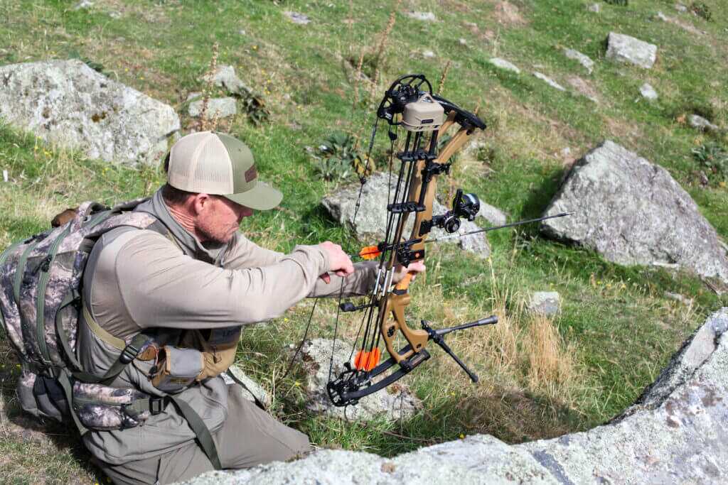 Man shooting a bow Bowhunting Tahr
