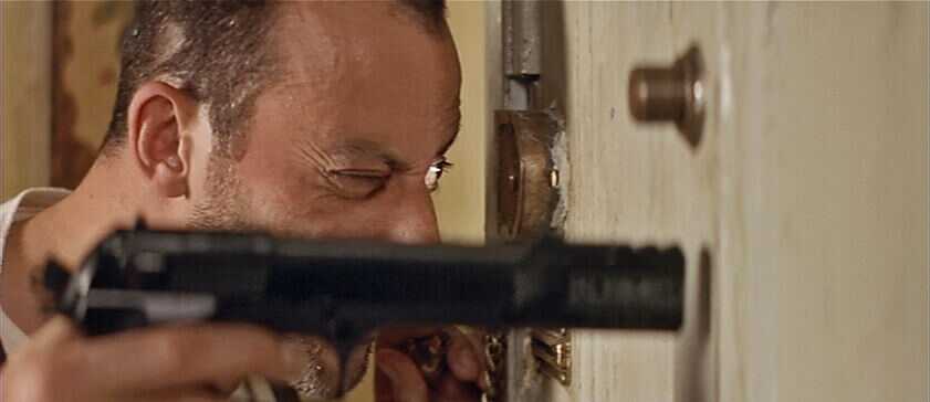 leon aiming his beretta