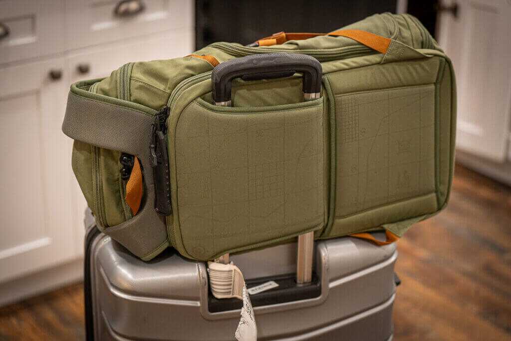 Vertx Gamut 32L horizontal luggage passthrough on back panel