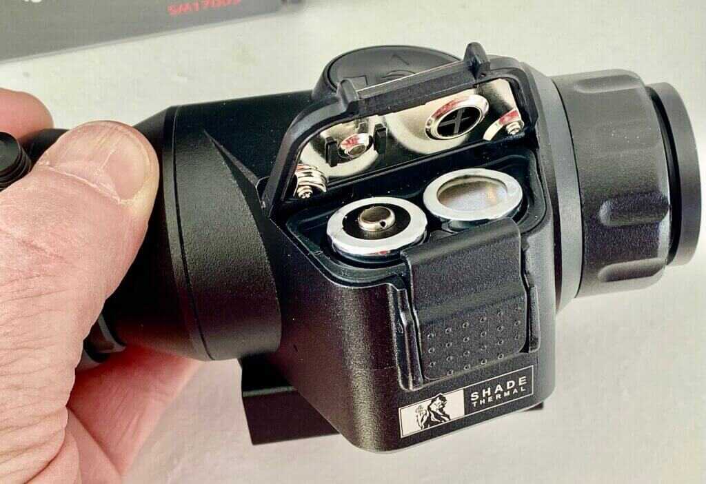 Sightmark Shade thermal scope battery compartment holding 2 CR123 batteries