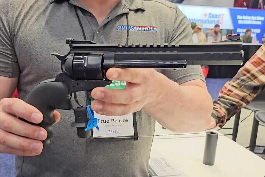Chiappa black thunder 44 magnum revolver optics rail.