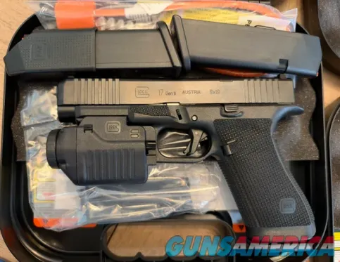 Glock 17 Gen 6 w/Glock Tactical Light