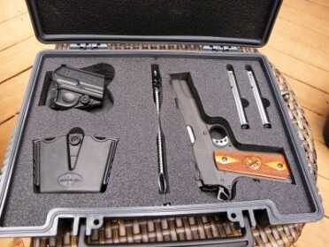 The Shotmaxx Wearable Shot Timer—Gear Review In addition to a rugged fitted case, the Range Officer includes a paddle holster, dual mag carrier, and cleaning brush.