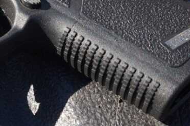 While the flats of the grips are rough, the front and back straps are ehavily knurled. 