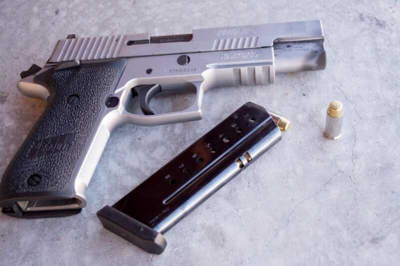 SIG's New 220 in 10mm. Bigger is Better--SHOT Show 2015 That cartridge is too short to be a .40 S&W! It's the new Sig P220 chambered in 10mm.