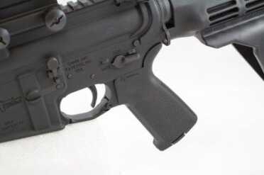 With an M4 upper receiver and AR-15 lower, the controls are just as you would expect.