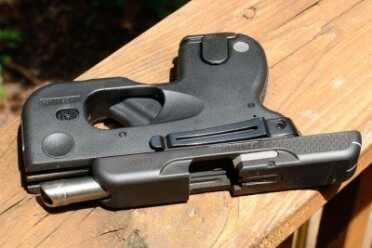 Here you can see the clip on the side. Yes! The Curve has a mag and a clip.