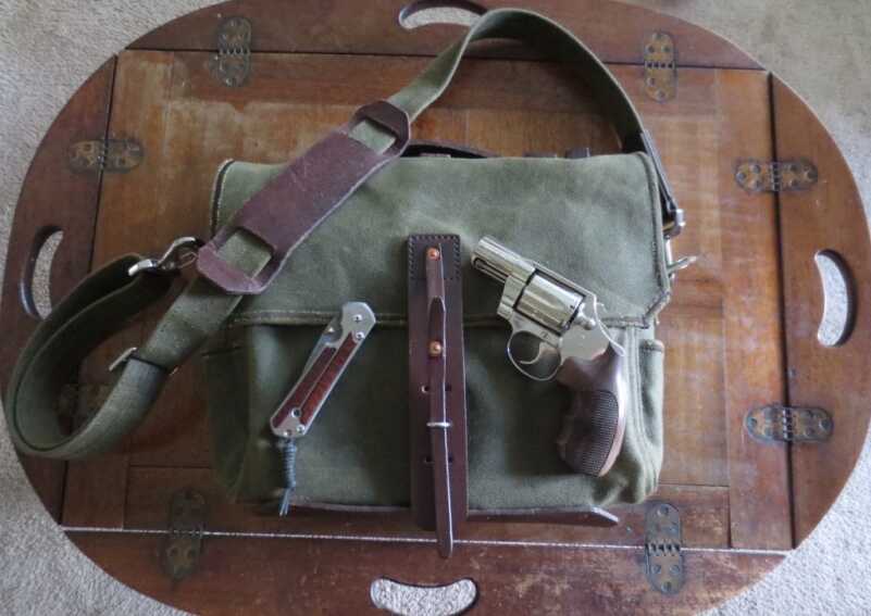 See a theme here? A cynic could say, that's an overpriced bag, with an overpriced knife and an overpriced revolver. 