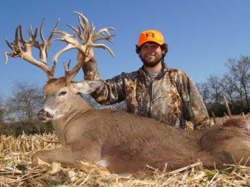 Tennessee Hunter Bags Record-Setting Buck tennrecordsetting
