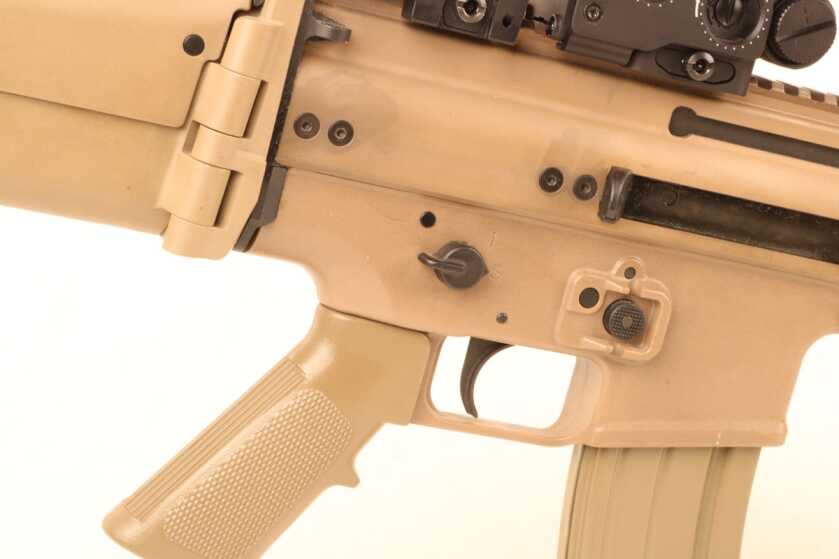 FN SCAR control layout with M4-style safety magazine release and bolt controls