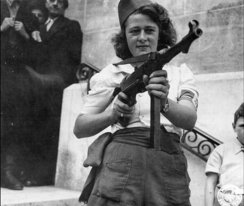Simone Segouin holding a gun black and white photo