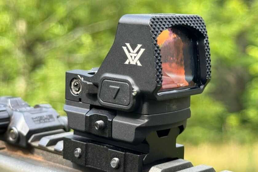 Buttons on a Vortex red dot