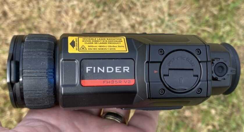 InfiRay Outdoor Finder FH35R V2 in hunter's hand