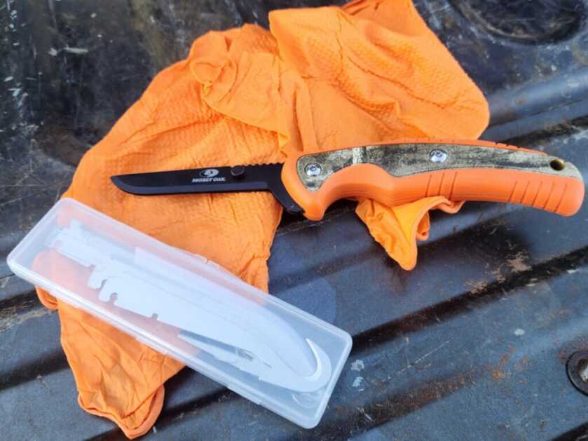 mossy oak knife and gloves