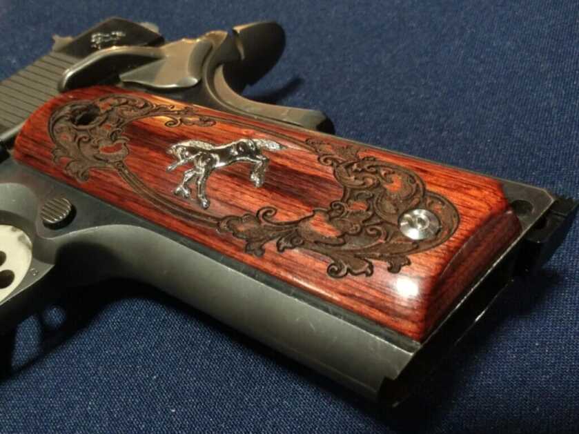 grip panels on colt customize carry gun